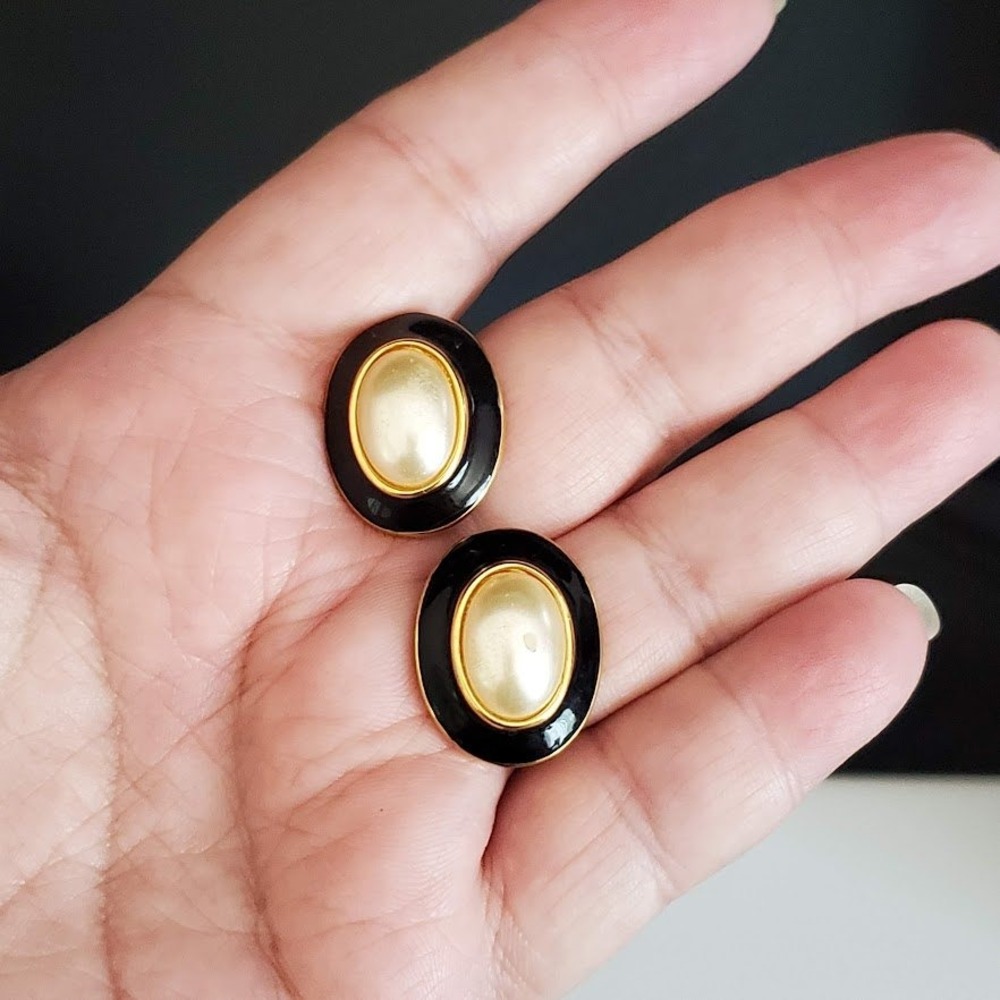 KJL Kenneth Jay Lane VTG Black Enamel Faux Pearl Gold Tone Stud Earrings READ